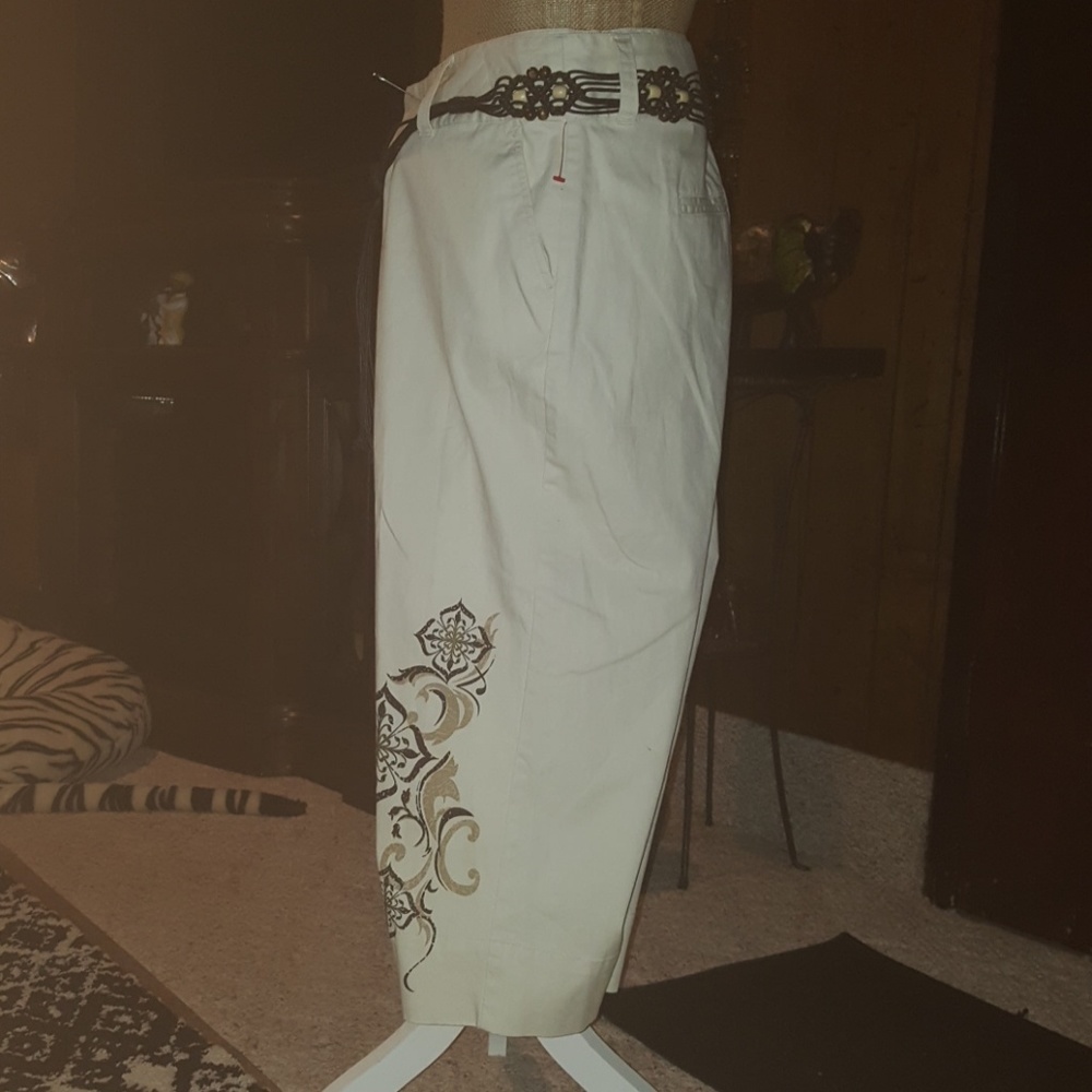 Khaki capris with belt - Picture 1 of 3